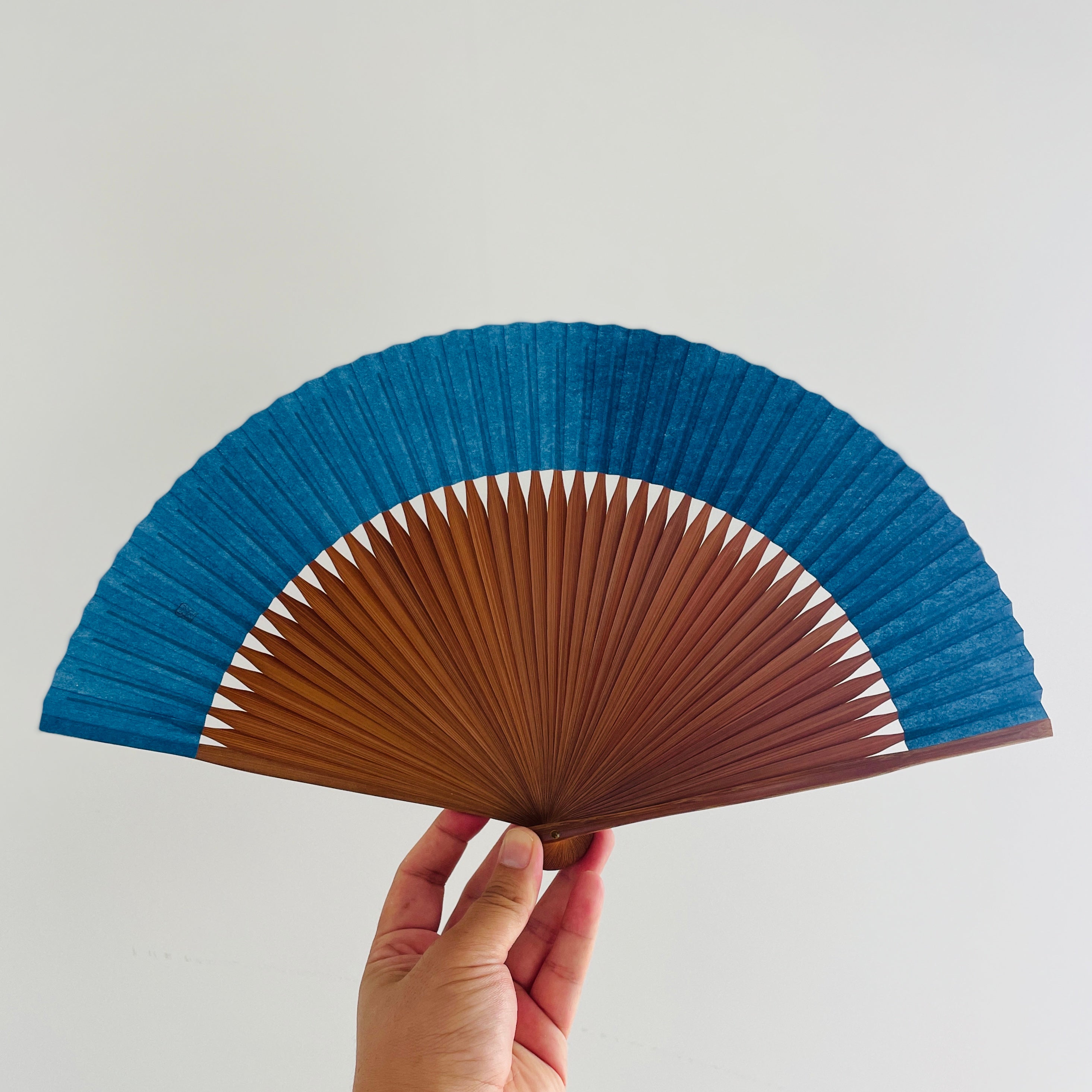甲州和紙] 草木染紙扇子 [藍 淡色/濃色] ＜男性向けサイズ